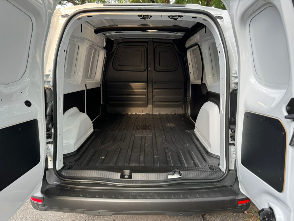 Porta traseira de carga Renault Kangoo E-Tech - Foto: Marcos Camargo/Revista Carro