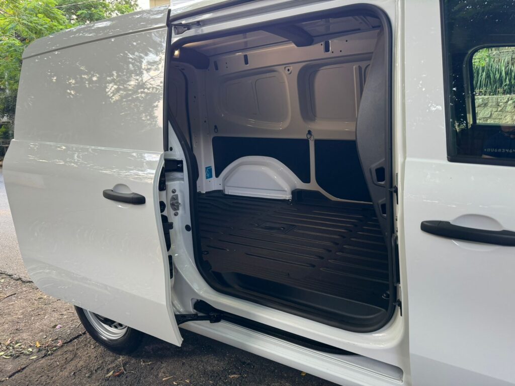Porta lateral de carga Renault Kangoo E-Tech - Foto: Marcos Camargo/Revista Carro