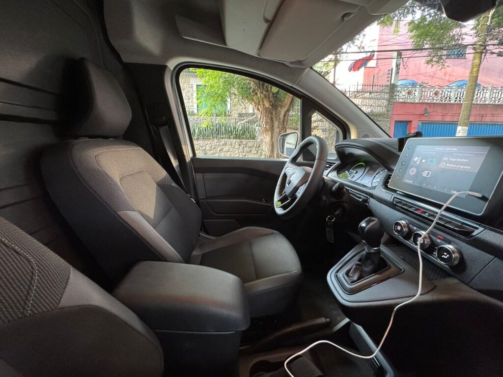 Interior Renault Kangoo E-Tech - Foto: Marcos Camargo/Revista Carro