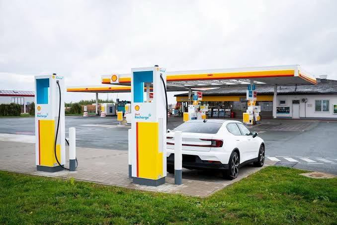 Shell vai fechar 1.000 postos para investir mais em carga de elétricos 