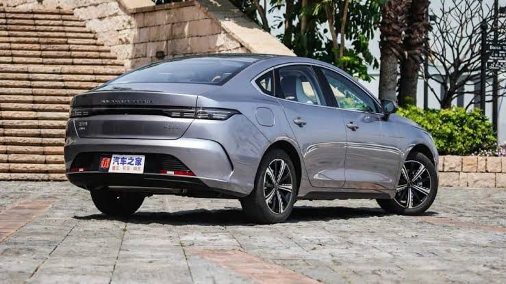 BYD lança sedã híbrido mais potente o Corolla no México 