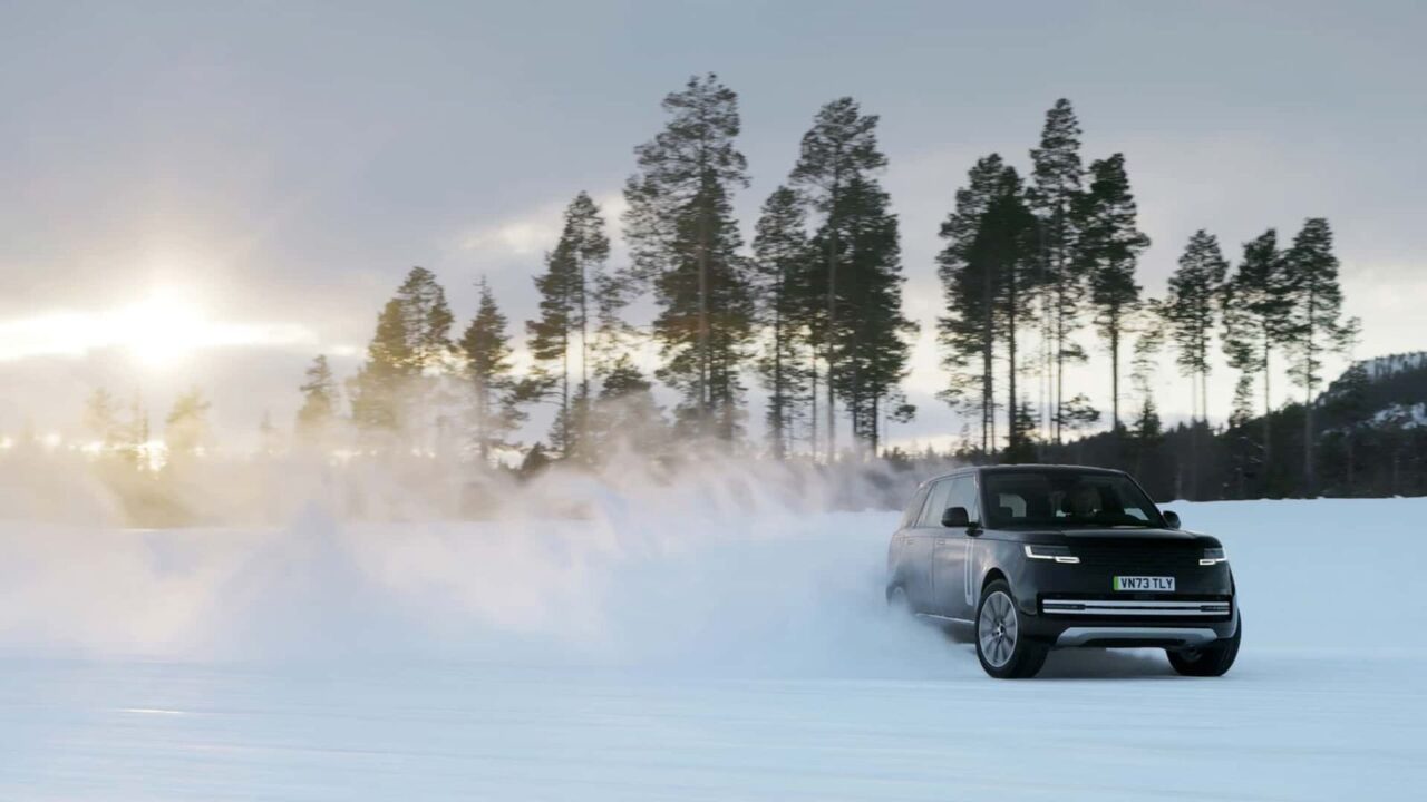 Land Rover lança teaser de SUV elétrico acelerando na neve 