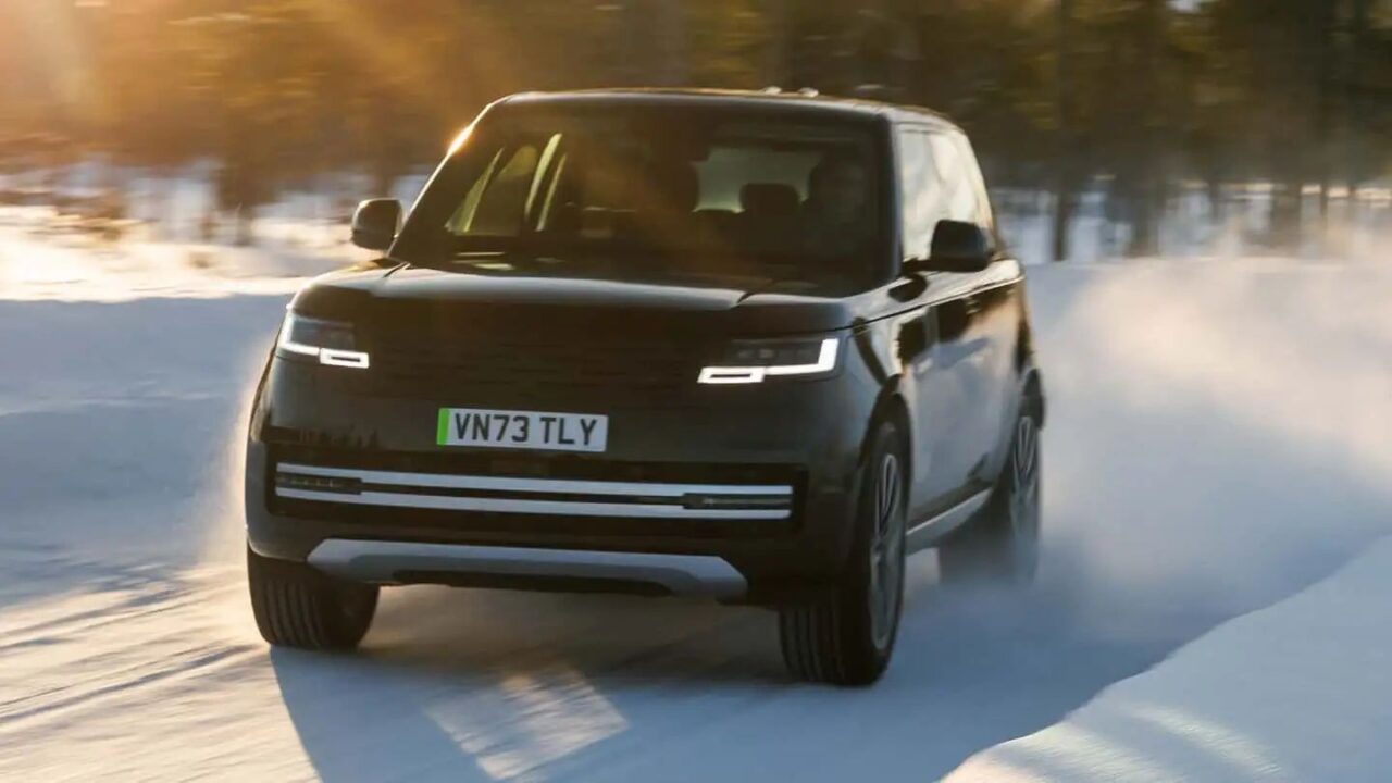 Land Rover lança teaser de SUV elétrico acelerando na neve 