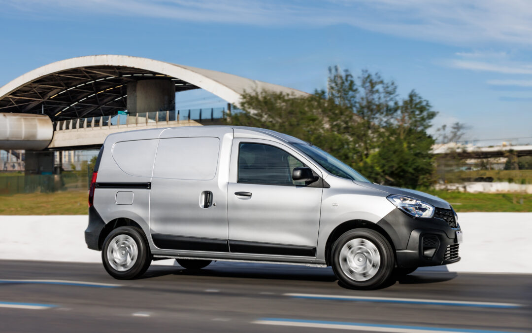 Rodamos com o novo Kangoo igual entregadores de blusinhas por SP