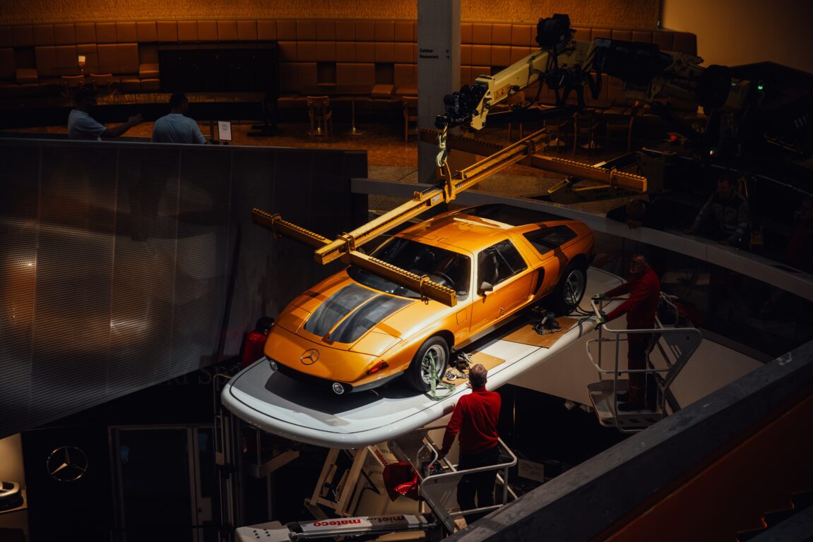 Mercedes-Benz C 111-II Experimentalfahrzeug mit Vierscheiben-Wankelmotor, 1970. Foto der Ausbringung aus dem Mercedes-Benz Museum. 2024 macht das Mercedes-Benz Classic Center diesen Supersportwagen wieder einsatzfähig. 