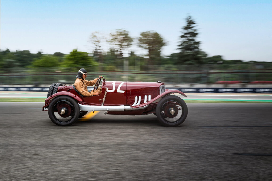 Mercedes 2-Liter-Targa-Florio-Rennwagen, 1924. Gefahren von Mercedes-AMG Formel-1-Rennfahrer George Russell in Imola, Italien, vor dem Großen Preis der Emilia-Romagna im Mai 2024. (Fotosignatur der Mercedes-Benz Classic Archive: D835980) 