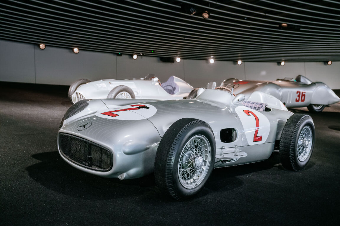 Mercedes-Benz W 196 R Formel-1-Rennwagen mit freistehenden Rädern, 1955. Foto aus der Rennkurve des Mercedes-Benz Museums Raum Mythos 7: Silberpfeile – Rennen und Rekorde. (Fotosignatur der Mercedes-Benz Classic Archive: D800292) 