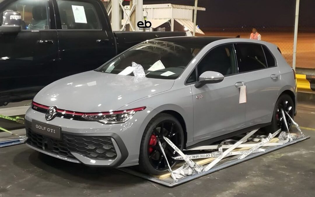 Golf GTI é flagrado após desembarque em Guarulhos