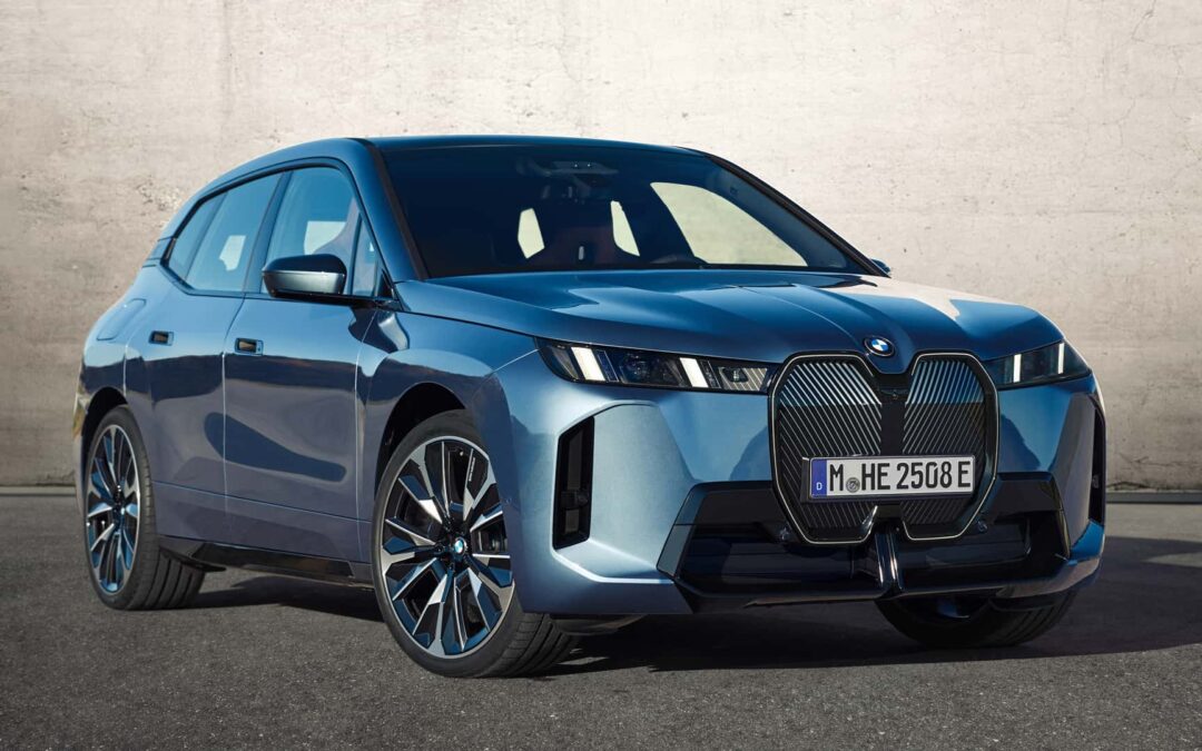 BMW iX 2025 tem novo design e autonomia de até 547 km nos EUA