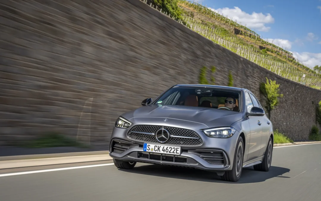 Mercedes-Benz Classe C 2025 chega ao Brasil mais conectado como no modelo europeu