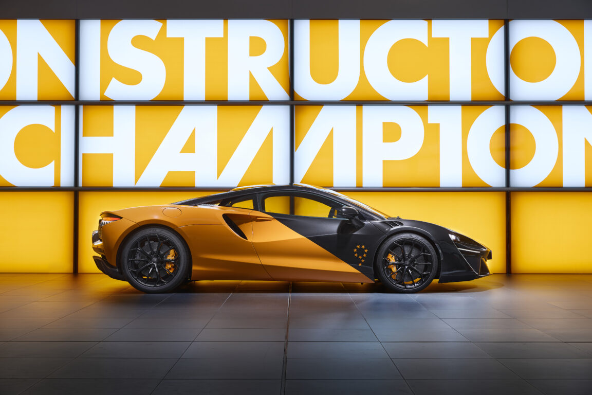 Vista lateral McLaren Artura Celebration Edition