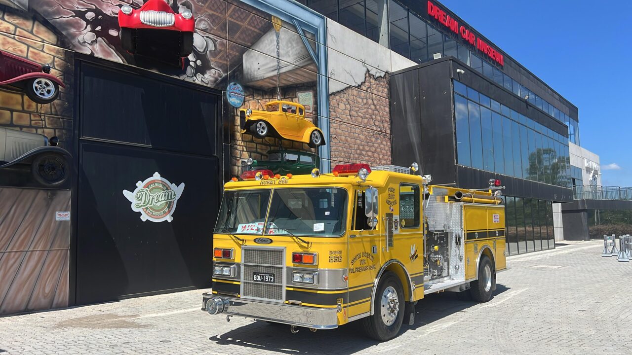 Caminhão de bombeiros norte-americano Pierce ano 1991 - Foto: Matheus Garcia