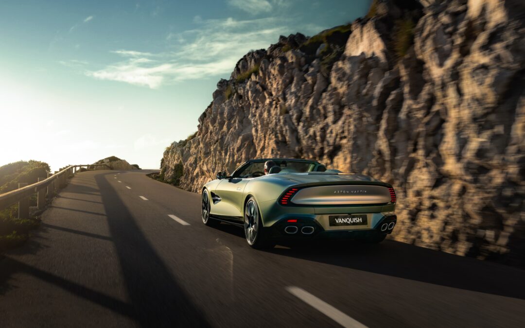 Aston Martin lança conversível mais potente do mundo com motor dianteiro
