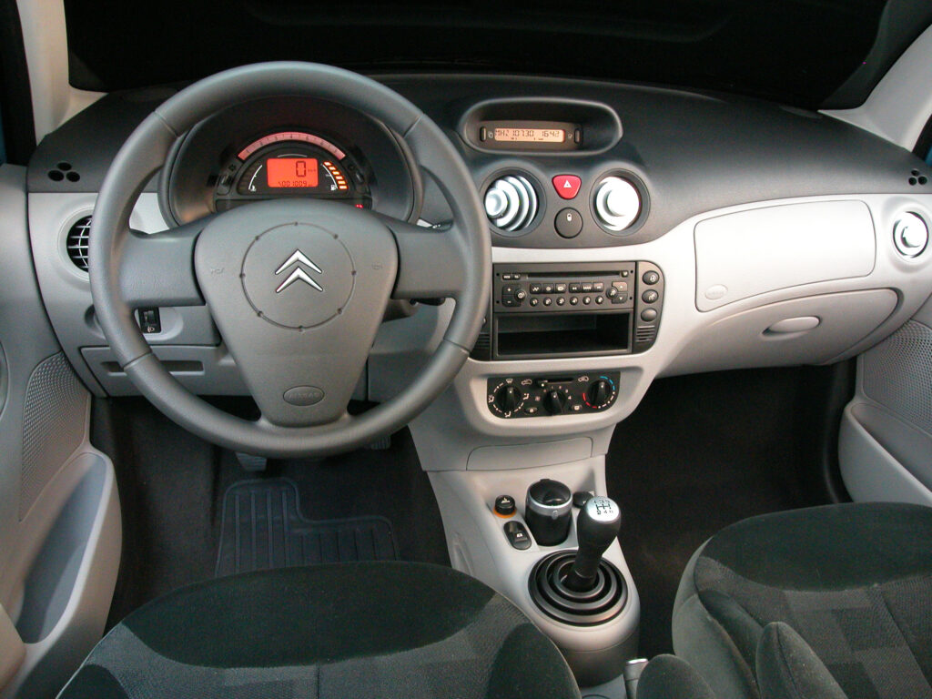 Interior do Citroën C3 - primeira geração Interior do Citroën C3 - primeira geração
