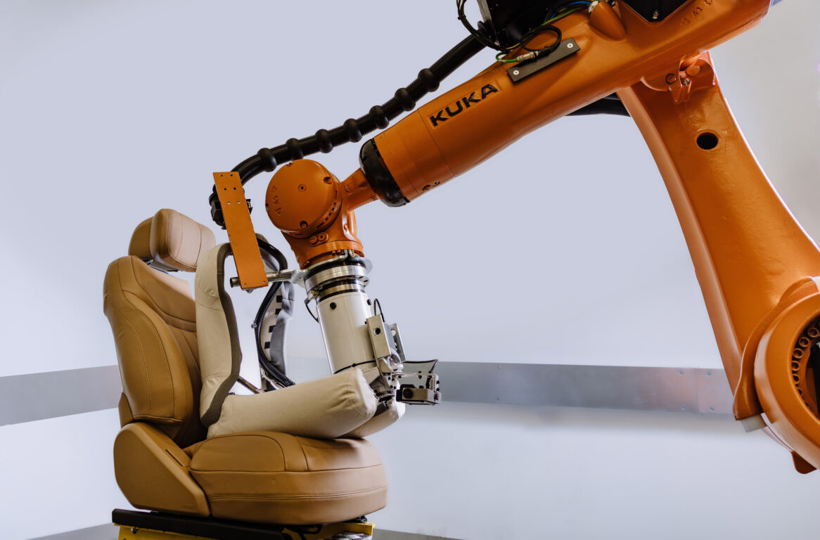 JLR utiliza robôs para testar bancos e poupar tempo de desenvolvimento