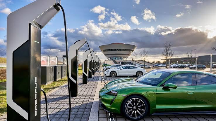 Porsche anuncia ampliação de carregadores para veículos elétricos no Brasil