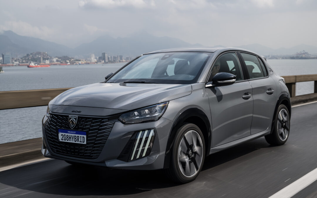 Peugeot 208 e 2008 recebem motor híbrido leve T200 Hybrid
