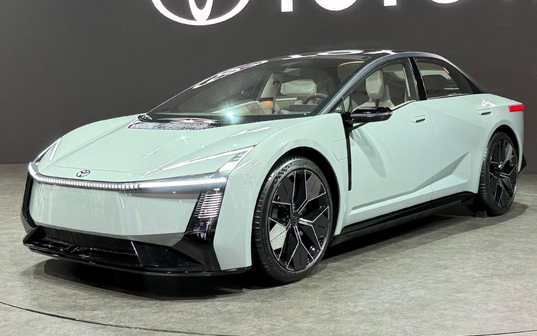 Novo Toyota Corolla estreia conceito no Japão e antecipa a geração mais ousada da história do sedã