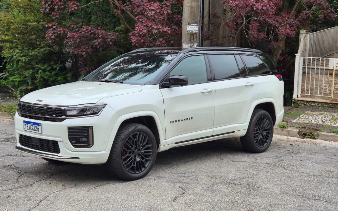 Jeep Commander Blackhawk 2025 tem 272 cv mas preço já favorece os híbridos