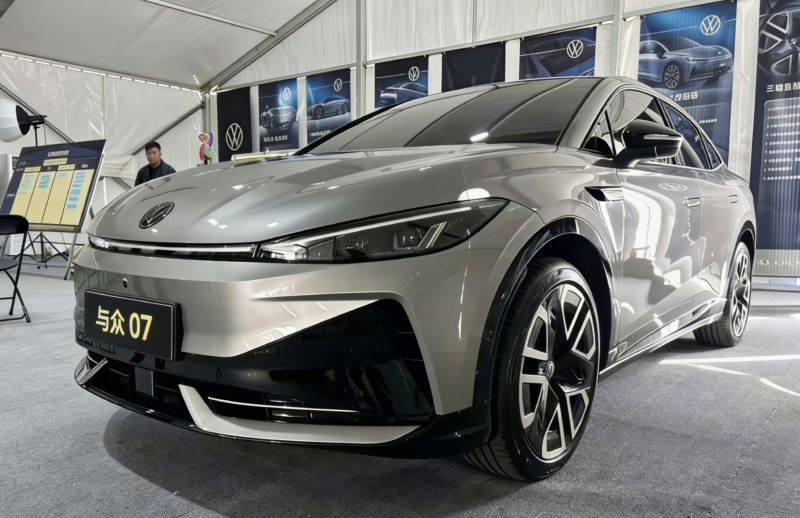 Flagra mostra novo sedã da Volkswagen e XPeng na China