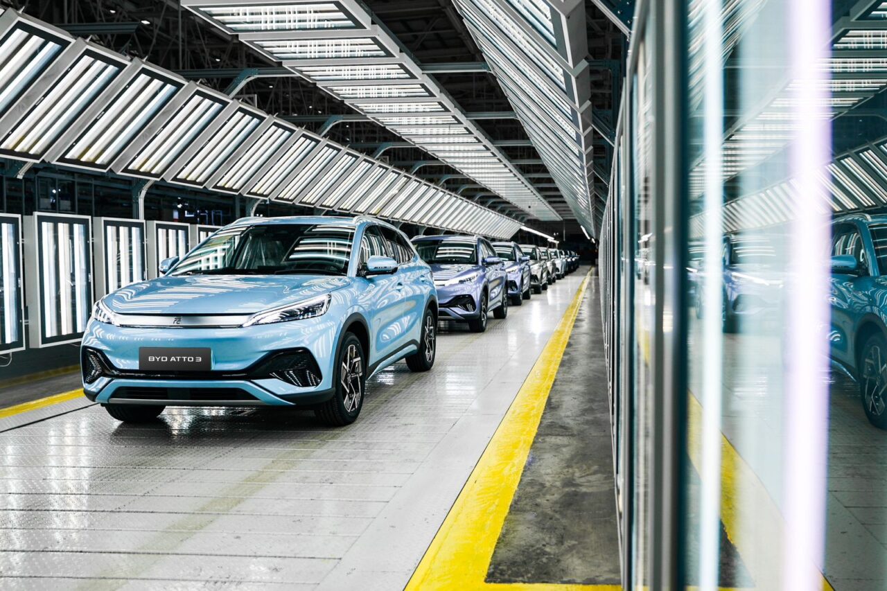 Margem de lucro da indústria automotiva chinesa permanece próxima ao menor nível histórico em 2025