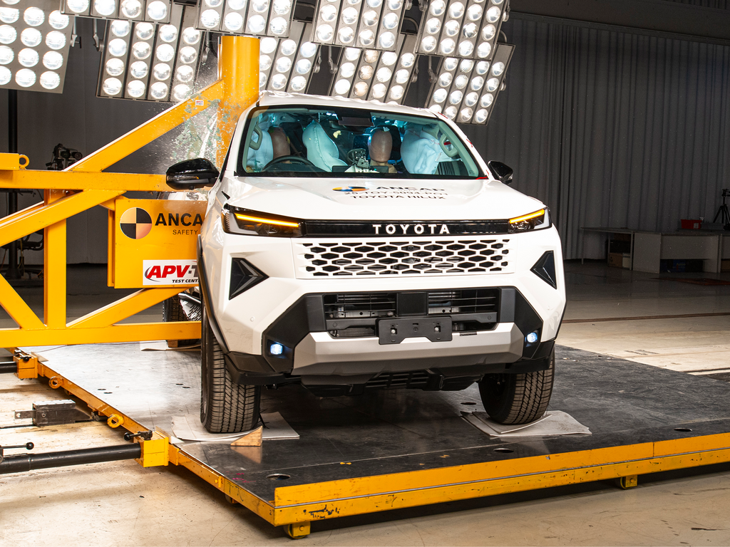 Perto de chegar ao Brasil, nova Toyota Hilux alcança cinco estrelas em teste de segurança