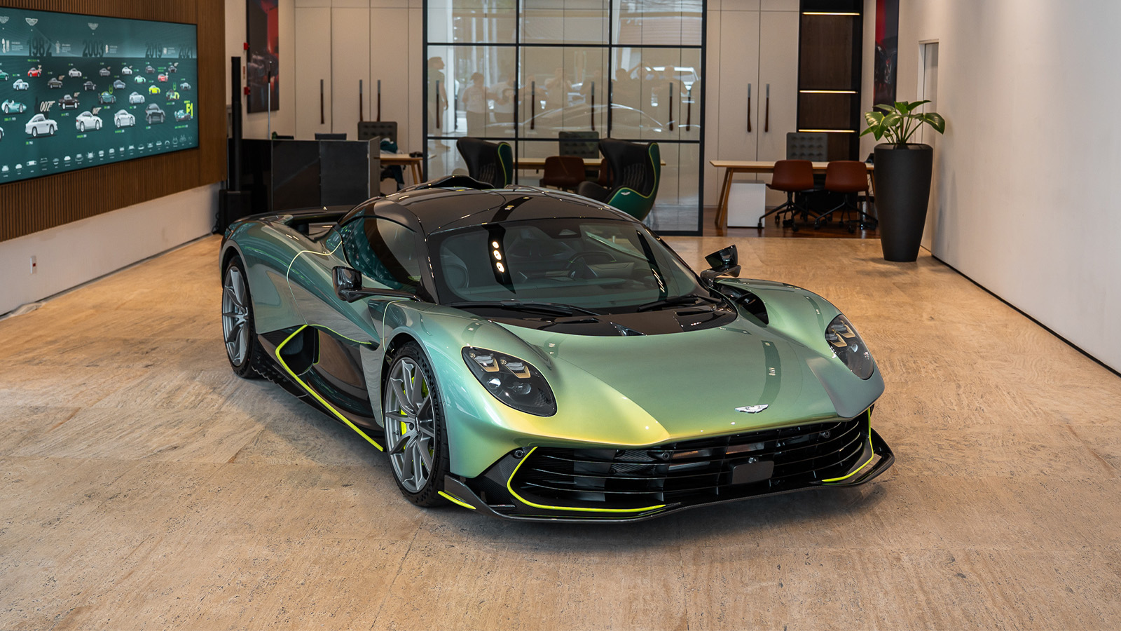 Aston Martin Valhalla chega ao Brasil com V8 biturbo híbrido de 1.079 cv