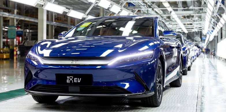 Executiva da BYD critica falta de direção de governos para carros elétricos em Davos