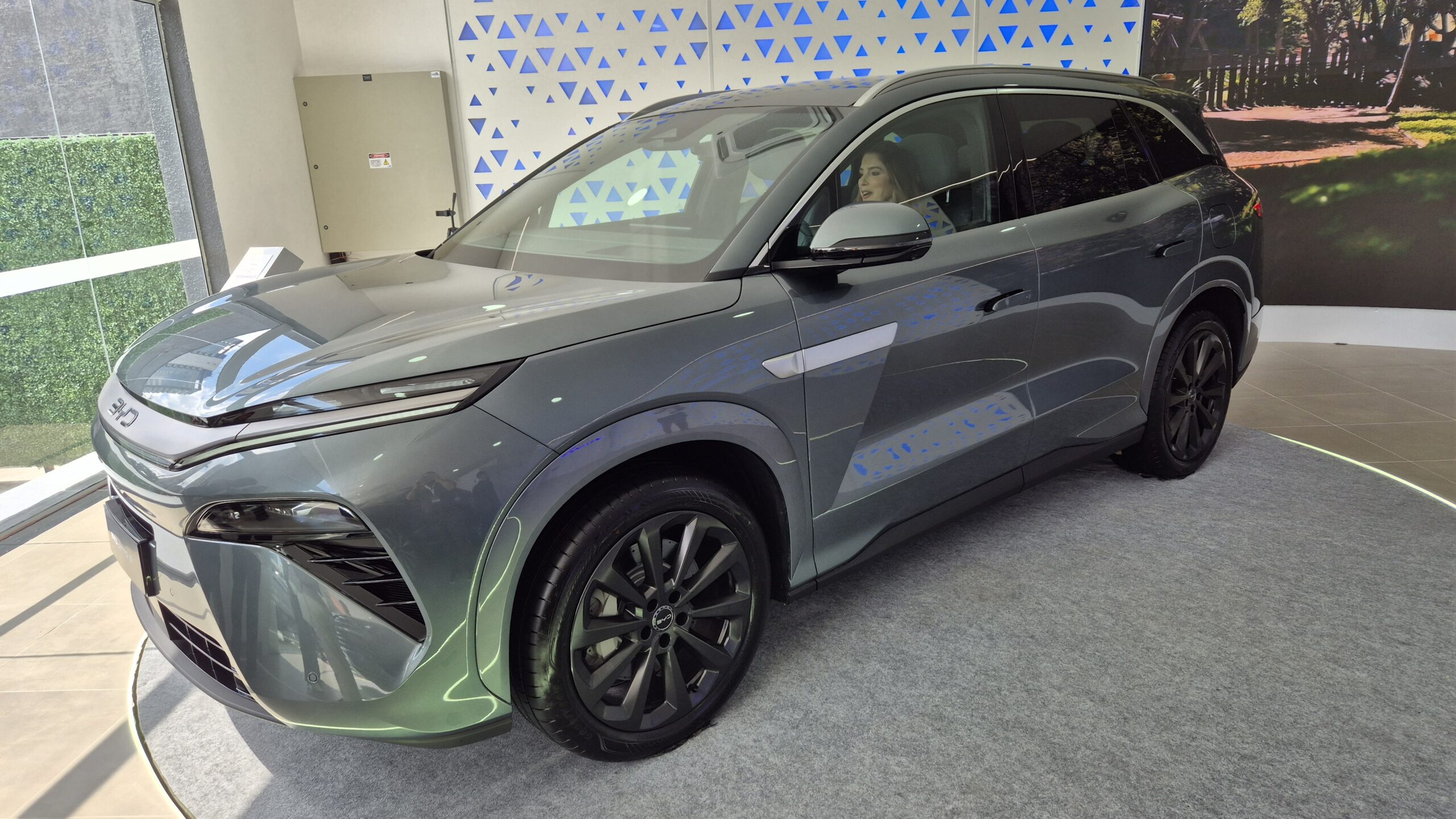 BYD ATTO 8 tem 488 cv e chega por R$ 399 mil