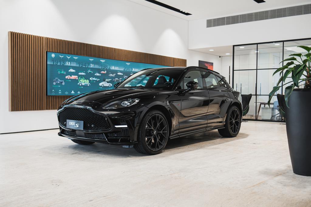 Aston Martin expõe o DBX S em Shopping de Curitiba