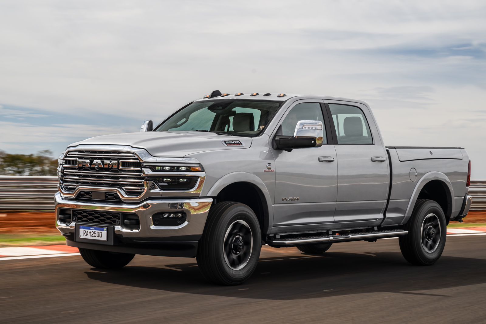 Ram 2500 e 3500 2026 chegam com mais capacidade de carga e mantêm motor de 436 cv