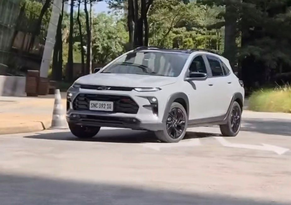 Chevrolet Sonic aparece sem camuflagem em SP e antecipa ofensiva contra Tera, Pulse e Kardian