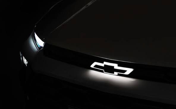 Chevrolet Sonic terá gravata iluminada e chega em maio