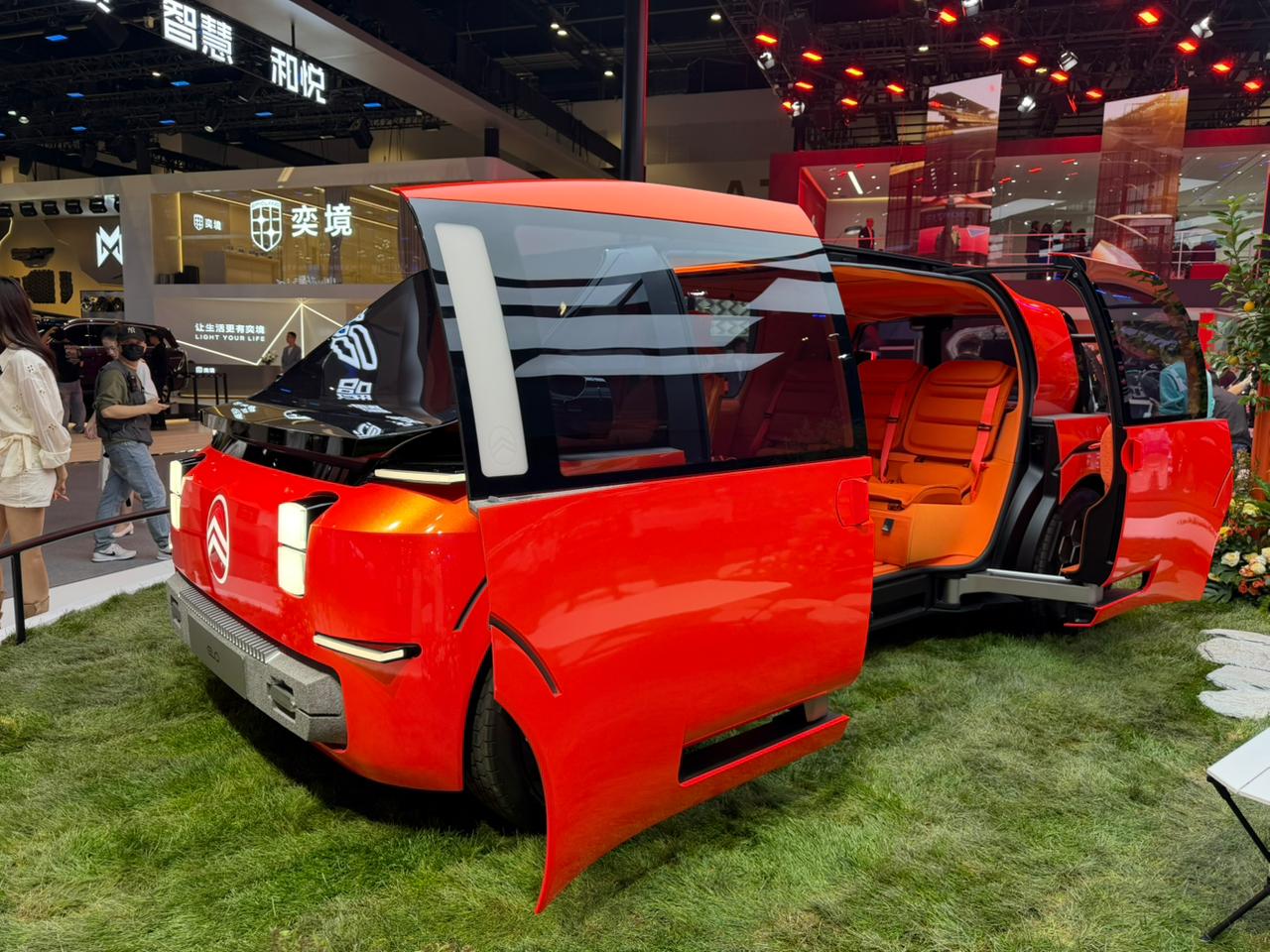 Peugeot mostra conceitos de SUV e sedã esportivo e indica futuro da marca