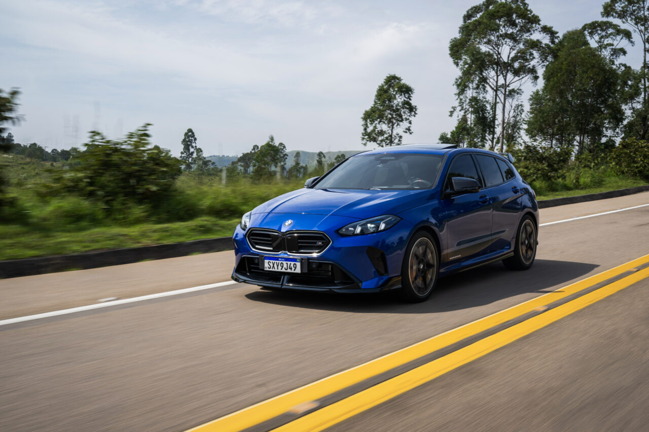BMW M135 xDrive ganha linha de acessórios para ampliar personalização