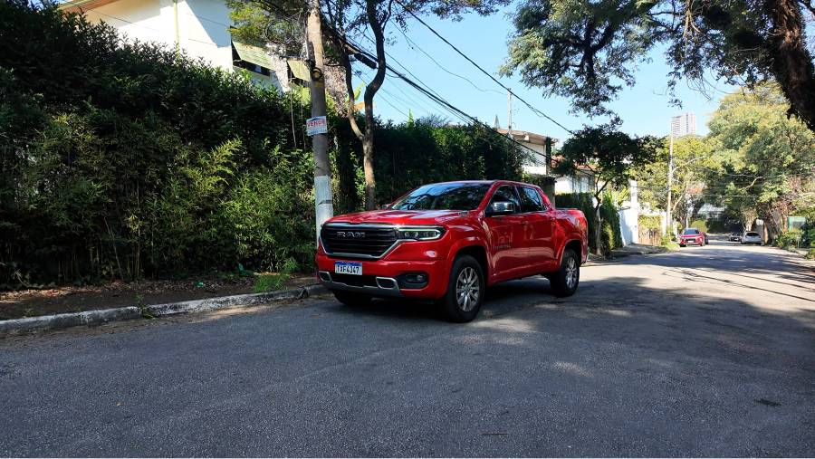 Ram Rampage Big Horn vermelha vista de frente