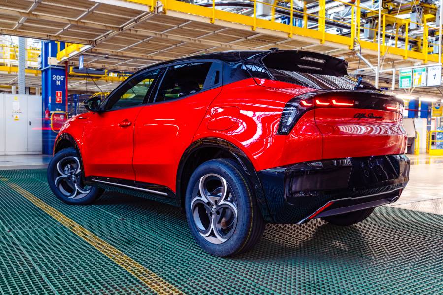Alfa Romeo Junior vermelho visto de trás