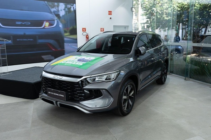BYD Song Pro GL cinza visto de frente