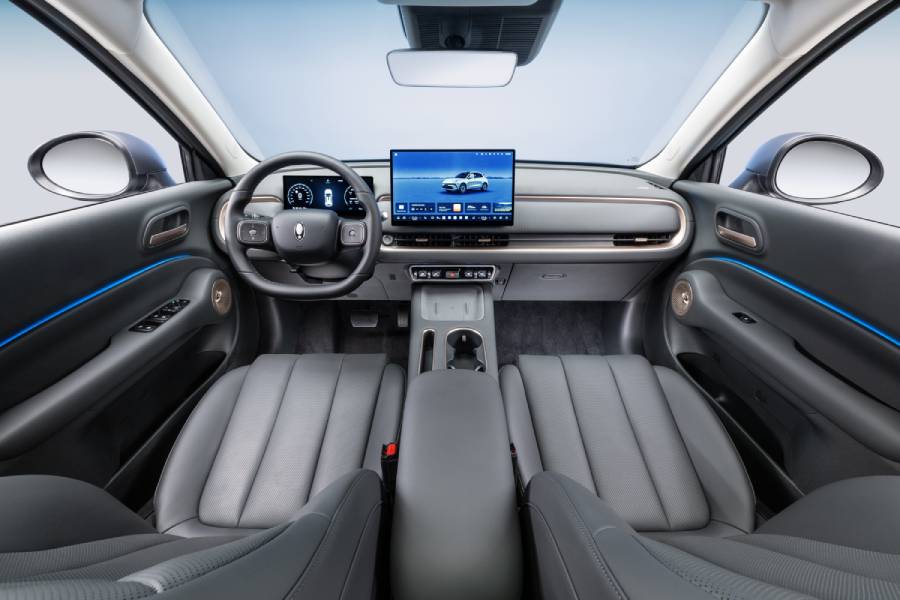 Interior com telas ligadas do GWM Ora 5