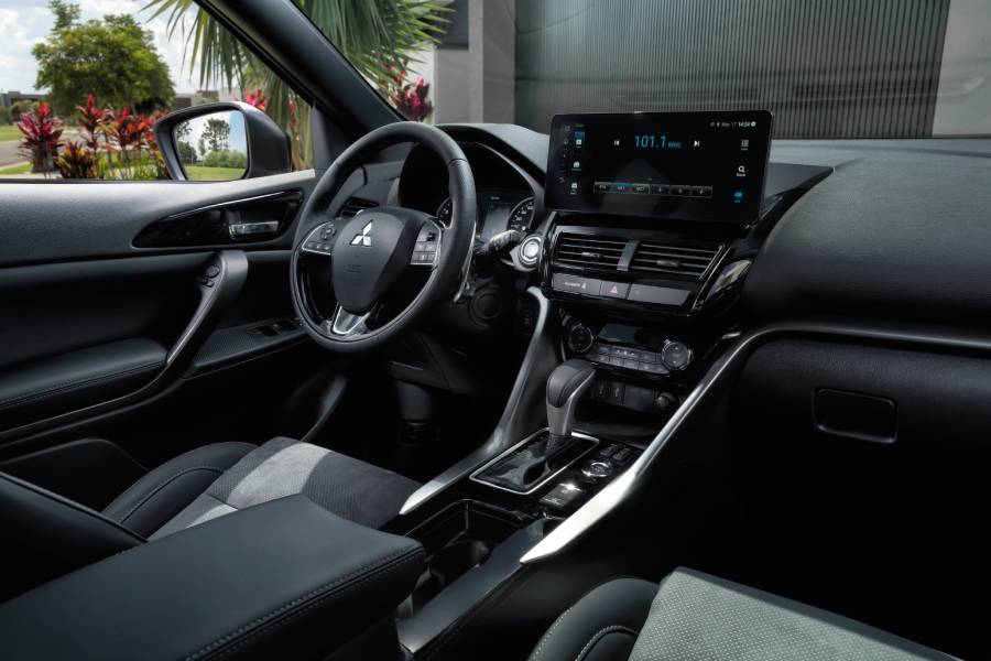 Painel com telas ligadas do Mitsubishi Eclipse Cross Black