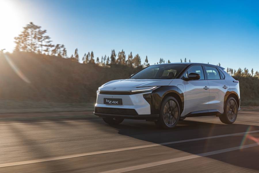 Toyota lança seu 1º carro elétrico no Brasil por R$ 419 mil e quer azucrinar a Volvo