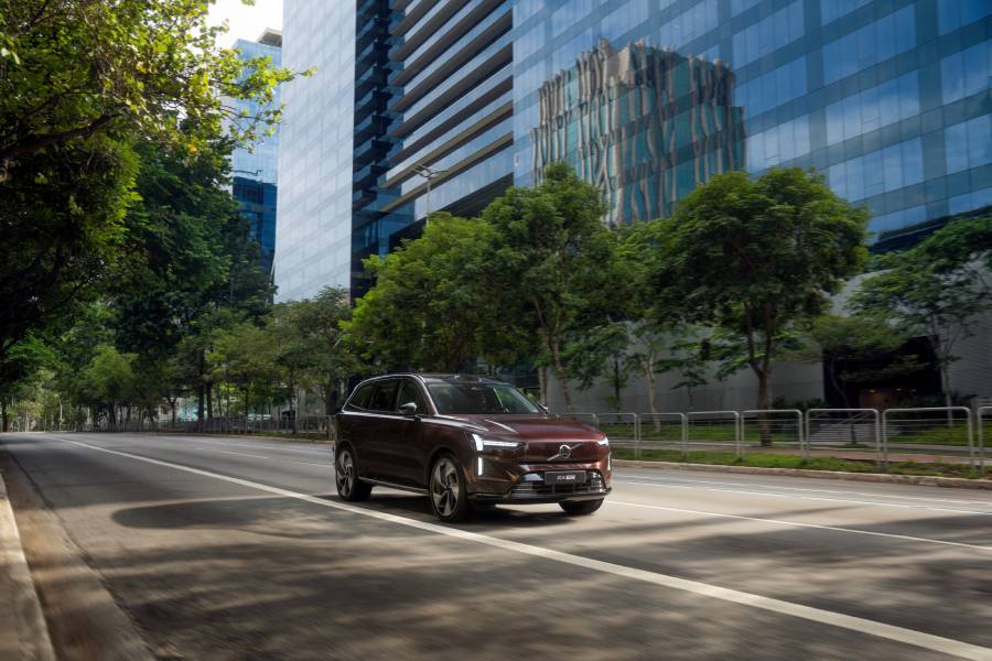Volvo EX90 marrom visto de lado