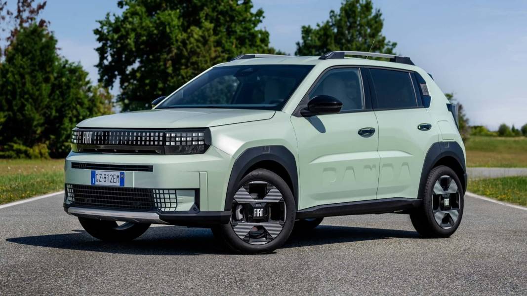Novo Fiat Grande Panda verde visto de lado