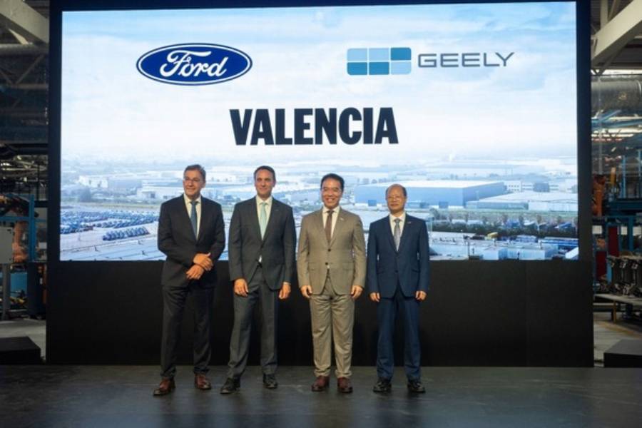 Executivos da Ford e da Geely reunidos para anunciar parceria inédita