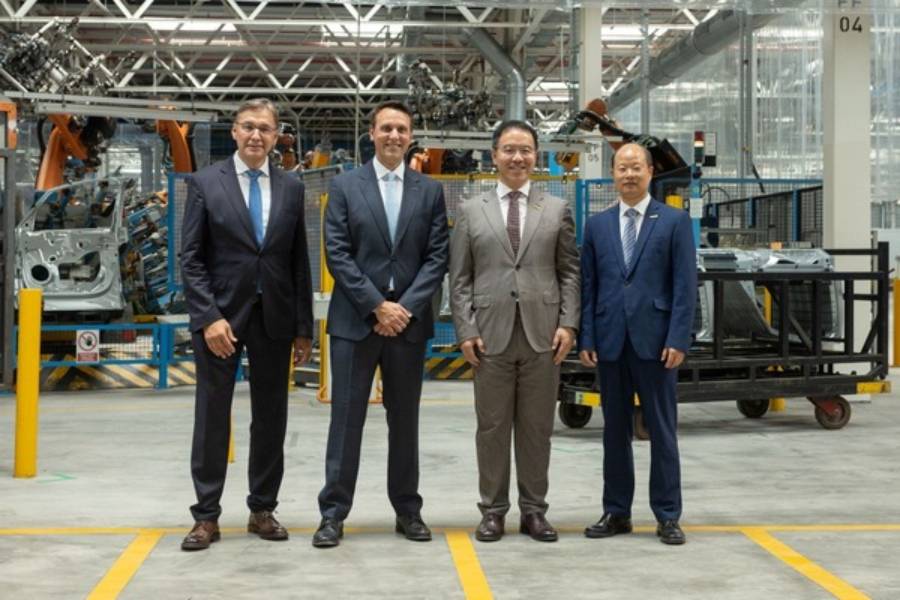 Executivos da Ford e da Geely reunidos para anunciar parceria inédita