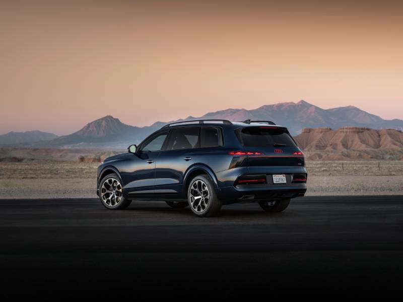 Audi Q9 azulado visto de trás