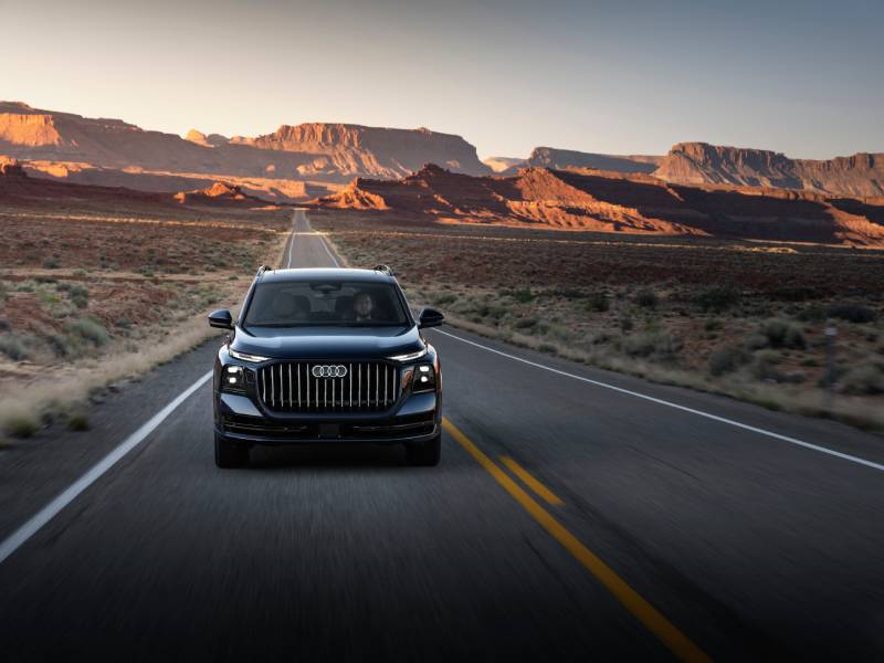 Audi Q9 azulado visto de frente