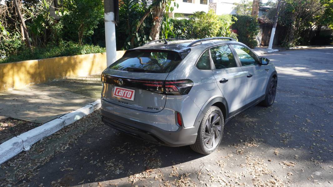 Volkswagen Nivus Highline Outfit cinza visto de trás