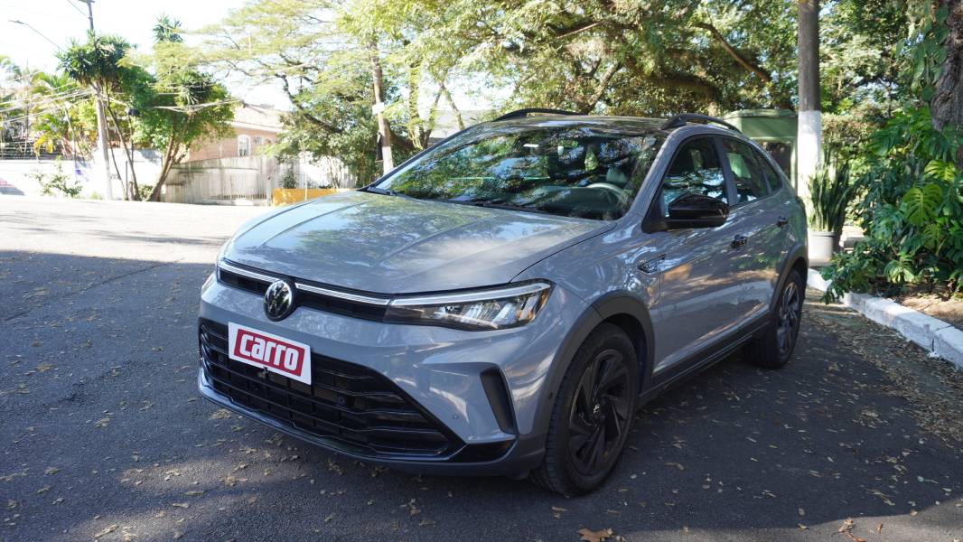 Volkswagen Nivus Highline Outfit cinza visto de lado