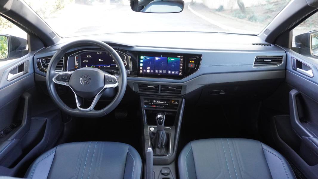 Painel com telas ligadas do Volkswagen Nivus Highline Outfit